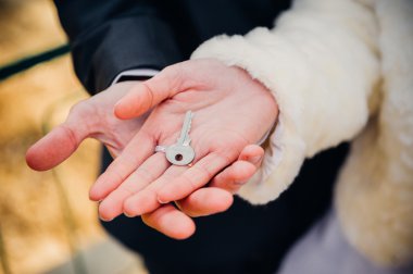 Gelin ve damat Gölü kıyısındaki bir parkın içinde sarılma. Düğün denizin kenarında. Balayı.