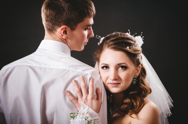 Düğün gelin damat öpüşme. Siyah arka plan.