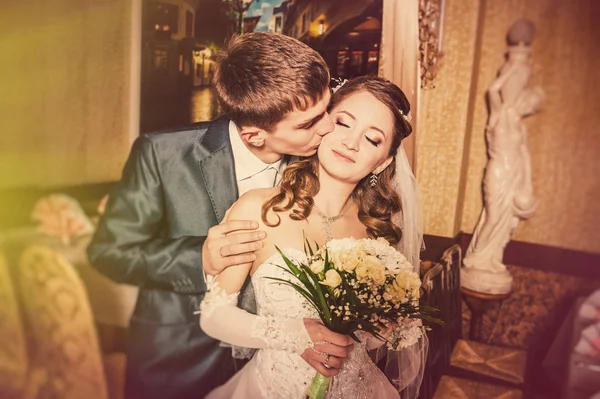 Adoro-te, querida. Casamento recém-casado casal bebendo cappuccino no café — Fotografia de Stock