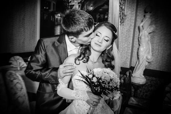 Te quiero cariño. Recién casada pareja bebiendo capuchino en la cafetería —  Fotos de Stock