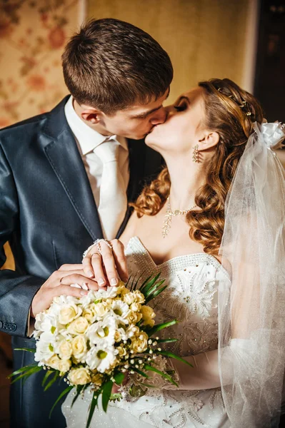 Adoro-te, querida. Casamento recém-casado casal bebendo cappuccino no café — Fotografia de Stock