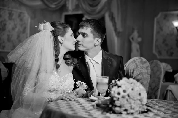 Adoro-te, querida. Casamento recém-casado casal bebendo cappuccino no café — Fotografia de Stock