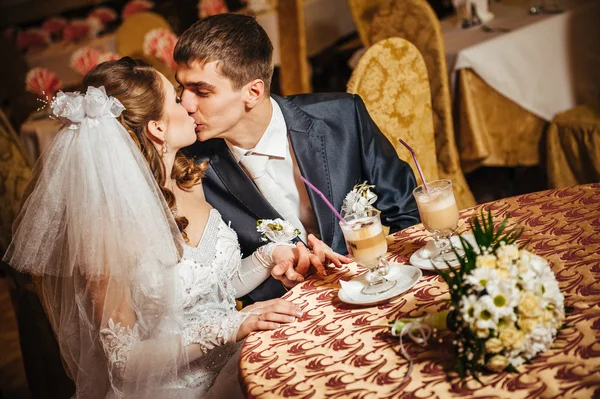 Te quiero cariño. Recién casada pareja bebiendo capuchino en la cafetería — Foto de Stock