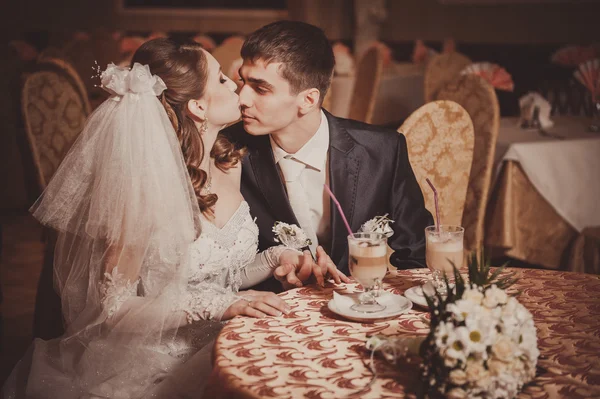 Adoro-te, querida. Casamento recém-casado casal bebendo cappuccino no café — Fotografia de Stock