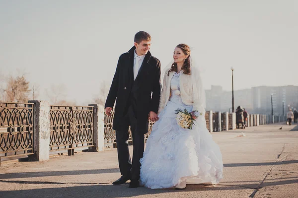Η νύφη και ο γαμπρός αγκάλιασμα στην όχθη της λίμνης σε ένα πάρκο. Γάμος από τη θάλασσα. Μήνας του μέλιτος. — Φωτογραφία Αρχείου