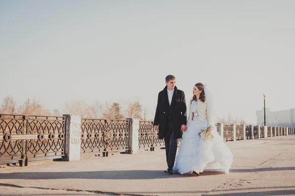 公園内の湖のほとりに抱いて新郎新婦。海での結婚式。新婚旅行. — ストック写真