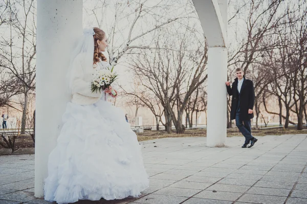 Şık gelin ve damat düğün günü dışarıda birlikte poz veriyorlar. — Stok fotoğraf