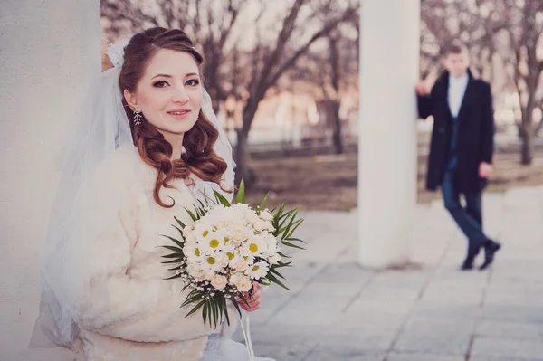 Elegantní nevěsta a ženich pózují spolu venku ve svatební den — Stock fotografie