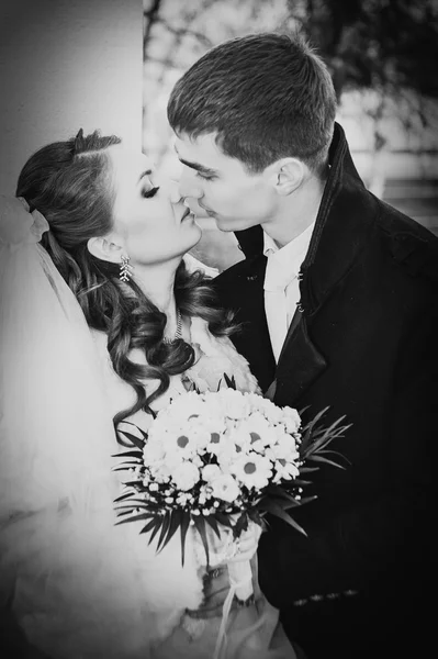 Novia elegante y novio posando juntos al aire libre en un día de boda —  Fotos de Stock