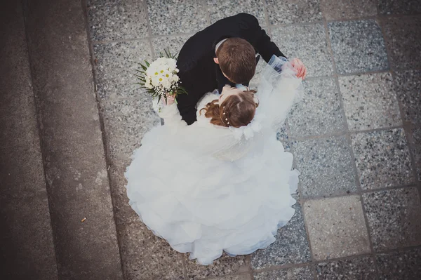 エレガントな花嫁と新郎が一緒に屋外で結婚式の日にポーズ — ストック写真