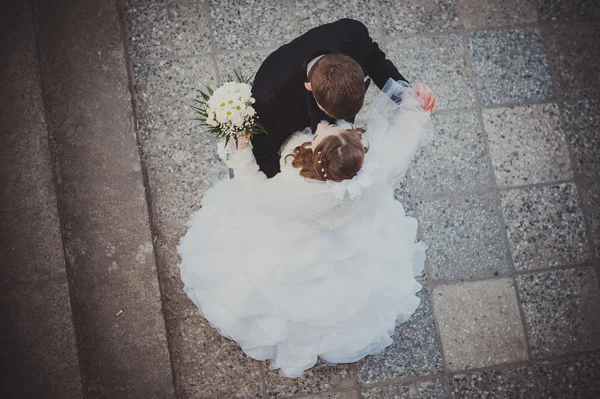 Elegantní nevěsta a ženich pózují spolu venku ve svatební den — Stock fotografie