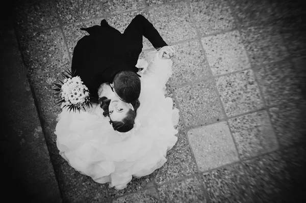 Κομψό νύφη και γαμπρός ποζάρουν μαζί στο ύπαιθρο την ημέρα του γάμου — Φωτογραφία Αρχείου
