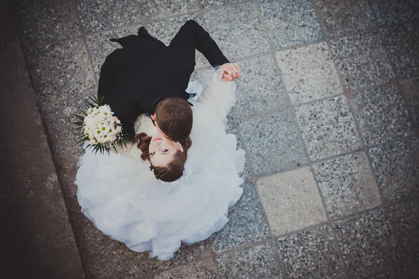 Elegantní nevěsta a ženich pózují spolu venku ve svatební den — Stock fotografie