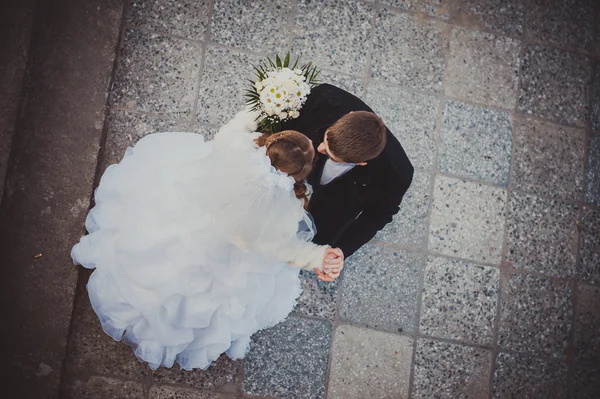 Şık gelin ve damat düğün günü dışarıda birlikte poz veriyorlar. — Stok fotoğraf