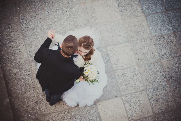 Elegantní nevěsta a ženich pózují spolu venku ve svatební den — Stock fotografie