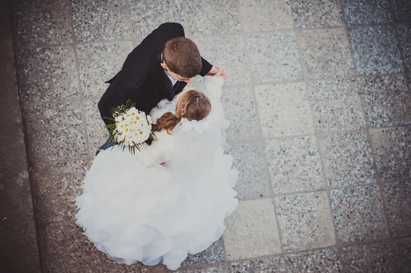 Elegantní nevěsta a ženich pózují spolu venku ve svatební den — Stock fotografie