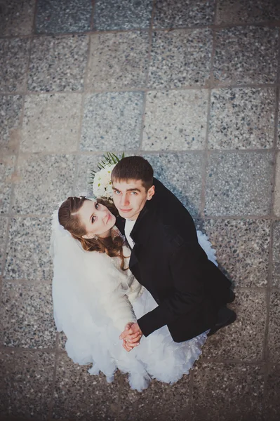 Elegante Braut und Bräutigam posieren zusammen im Freien an einem Hochzeitstag — Stockfoto