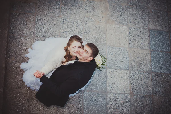 Elegantní nevěsta a ženich pózují spolu venku ve svatební den — Stock fotografie