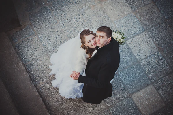 Novia elegante y novio posando juntos al aire libre en un día de boda —  Fotos de Stock