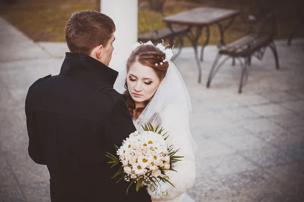 Elegante Braut und Bräutigam posieren zusammen im Freien an einem Hochzeitstag — Stockfoto