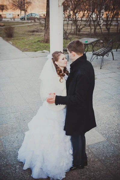 Elegantní nevěsta a ženich pózují spolu venku ve svatební den — Stock fotografie