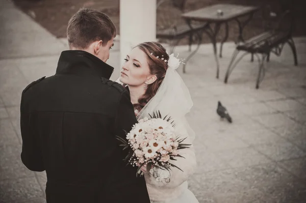 Noiva elegante e noivo posando juntos ao ar livre em um dia de casamento — Fotografia de Stock