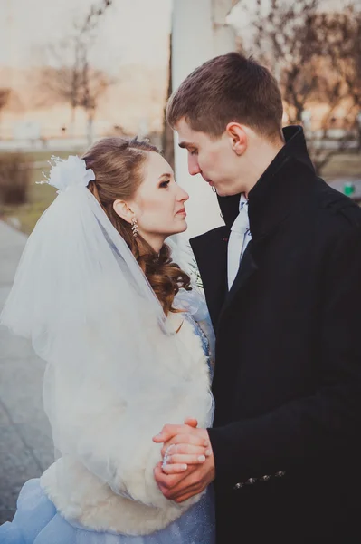 Noiva elegante e noivo posando juntos ao ar livre em um dia de casamento — Fotografia de Stock