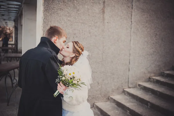 Elegantní nevěsta a ženich pózují spolu venku ve svatební den — Stock fotografie