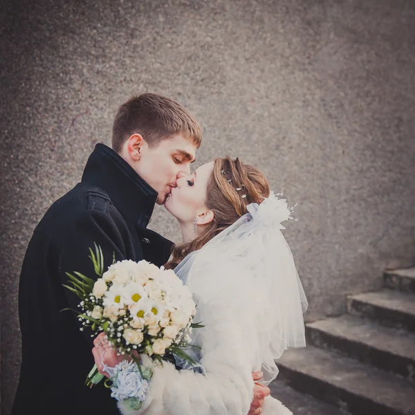 Elegante Braut und Bräutigam posieren zusammen im Freien an einem Hochzeitstag — Stockfoto