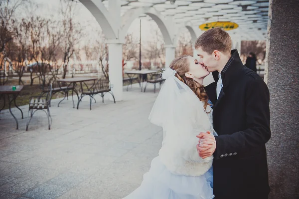 Elegantní nevěsta a ženich pózují spolu venku ve svatební den — Stock fotografie