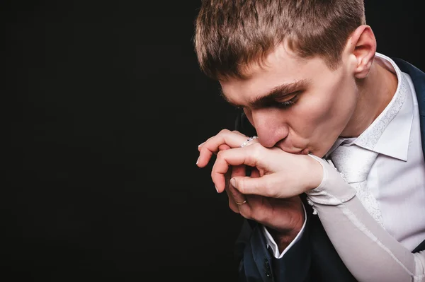 Bruid en bruidegom kussen, knuffelen. bruiloft foto genomen in de studio op zwarte achtergrond — Stockfoto