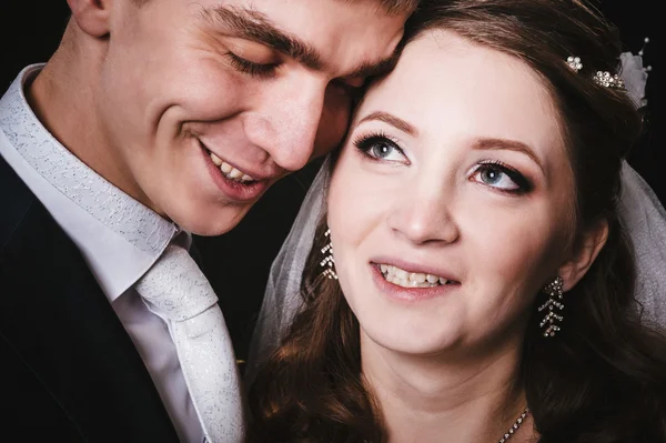 Noiva e noivo beijando, abraçando. foto do casamento tirada no estúdio em fundo preto — Fotografia de Stock