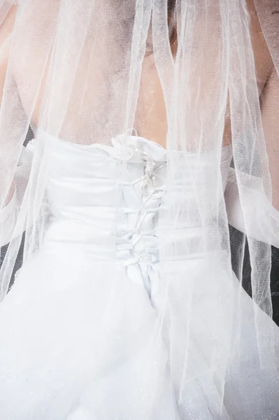 Modelo de moda con ramo de novia beber champán y usar vestido de novia en el fondo del estudio negro —  Fotos de Stock