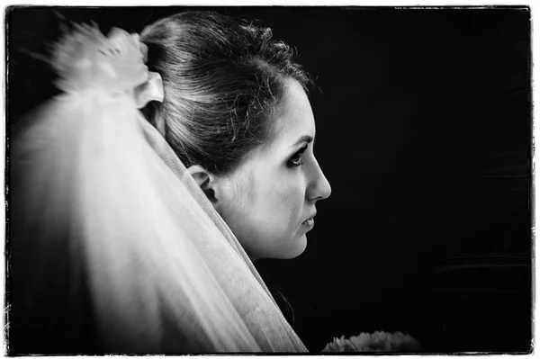 Modelo de moda con ramo de novia beber champán y usar vestido de novia en el fondo del estudio negro — Foto de Stock