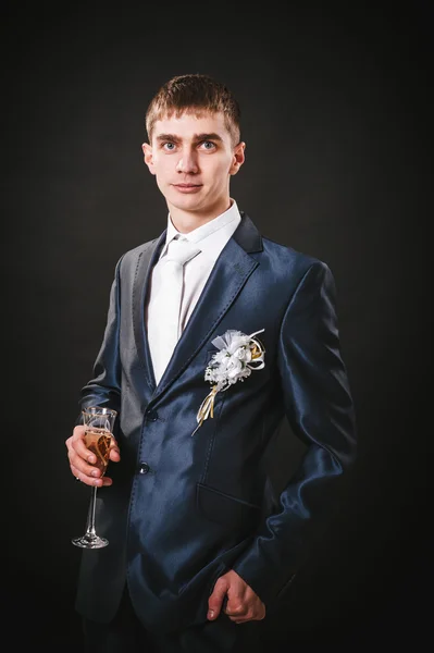 As mãos do noivo de casamento preparam-se no terno. preto estúdio fundo — Fotografia de Stock