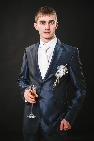 Hände des Bräutigams, der sich im Anzug vorbereitet. schwarzer Studiohintergrund — Stockfoto