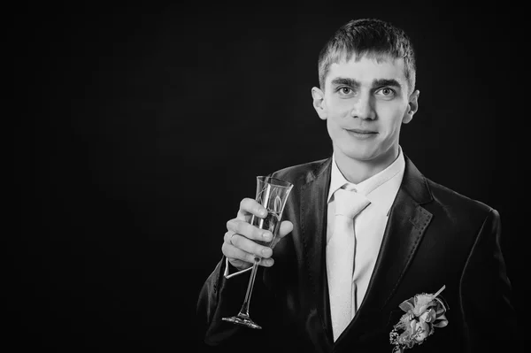 Les mains du marié se préparent en costume. fond studio noir — Photo