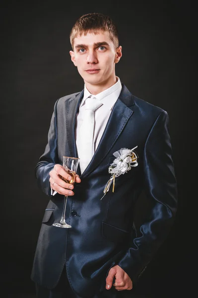 Hände des Bräutigams, der sich im Anzug vorbereitet. schwarzer Studiohintergrund — Stockfoto
