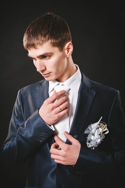 As mãos do noivo de casamento preparam-se no terno. preto estúdio fundo — Fotografia de Stock