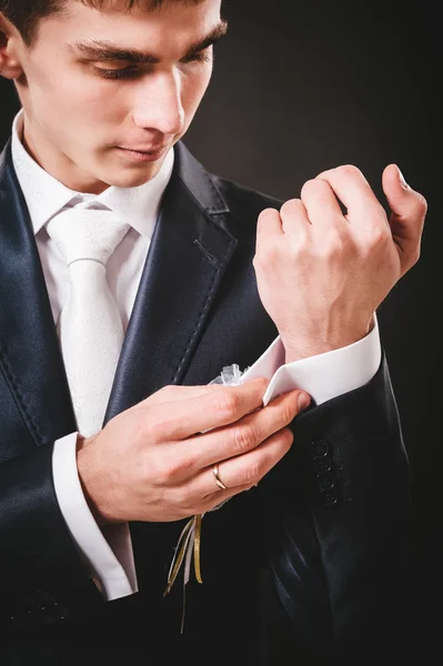 As mãos do noivo de casamento preparam-se no terno. preto estúdio fundo — Fotografia de Stock