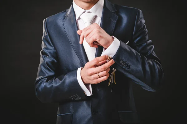 As mãos do noivo de casamento preparam-se no terno. preto estúdio fundo — Fotografia de Stock