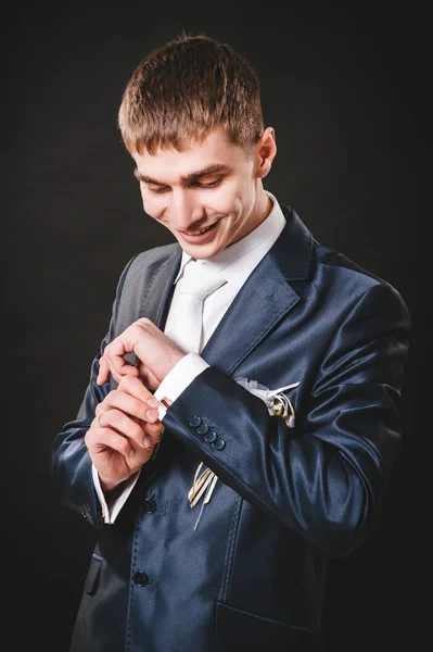 As mãos do noivo de casamento preparam-se no terno. preto estúdio fundo — Fotografia de Stock