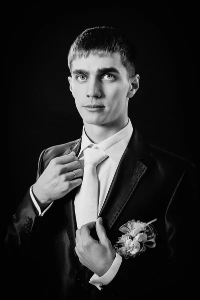 결혼식 신랑 양복에서 준비의 손입니다. 검은 스튜디오 배경 — 스톡 사진