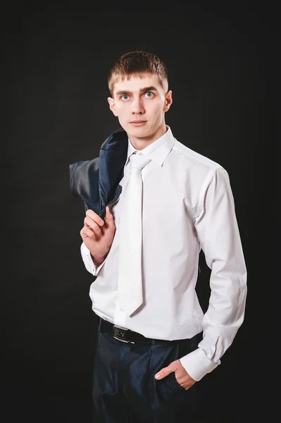 Las manos del novio de boda preparándose en traje. fondo negro estudio —  Fotos de Stock