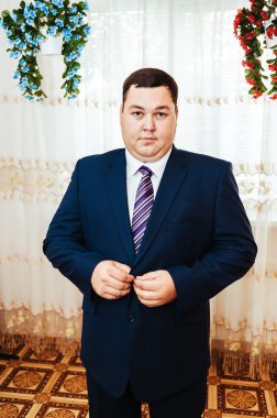 Damat onun düğün günü için hazırlanıyor