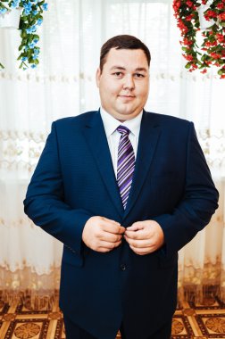 Damat onun düğün günü için hazırlanıyor