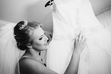 güzel beyaz gelin düğün töreni için hazırlanıyor