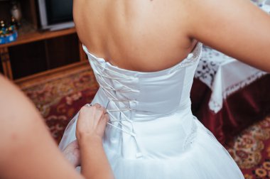 güzel beyaz gelin düğün töreni için hazırlanıyor