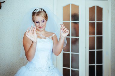 güzel beyaz gelin düğün töreni için hazırlanıyor