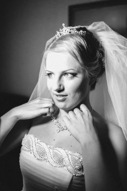 güzel beyaz gelin düğün töreni için hazırlanıyor